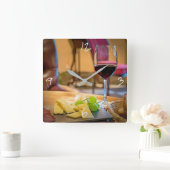 Wein und Käse Stillleben Moderne Fotografie Quadratische Wanduhr (Zuhause)