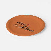 Wein und Pumpkins Orange & Black Halloween-Party Pappteller (Schrägansicht)