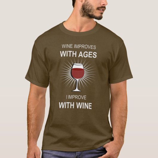 Wein verbessert sich mit zunehmendem Alter.T - Shi T-Shirt (Vorderseite)