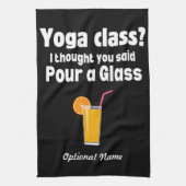 Weinangebot Yoga-Klasse? Pour a Glass Kitchtuch Geschirrtuch (Vertikal)