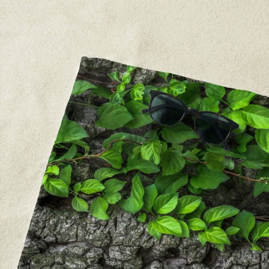 Weinbedeckte Baumrinde rustikale Natur braun grün Strandtuch (Beispiel)
