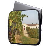 Weinberge, kleine verdot Reben und die Laptopschutzhülle (Vorderseite Links)