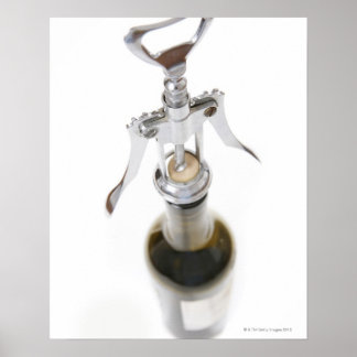 Weinflasche mit Korkenzieher. Poster