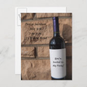Weinflasche mit Lila Party Einladungspostkarte (Vorne/Hinten)