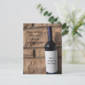 Weinflasche mit Lila Party Einladungspostkarte (Stehend Vorderseite)