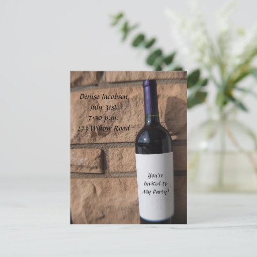 Weinflasche mit Lila Party Einladungspostkarte (Stehend Vorderseite)