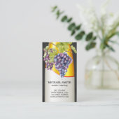 Weinflasche und Trauben im Weinkeller Visitenkarte (Stehend Vorderseite)