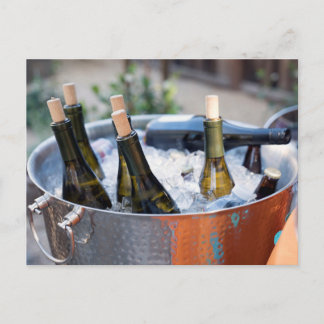 Weinflaschen auf Eis Postkarte