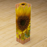 Weingeschenk Box Sonnenblumen<br><div class="desc">Weingeschenkbox Für jeden Geschenksack bietet etwas für jeden Geschenkten, der personalisiert und individuell für den besonderen Augenblick mit Ihren Lieben ist. Diese einzigartige Geschenkboxen wird Ihre Freunde und Familie beeindrucken. Während Sie bereits hier sind, können Sie auch andere verwandte Badezimmerartikel wie Duschvorhänge, Seifenspender, Badematten, Set mit Badewanne, bunte Kinderduschvorhänge, Personenwaage,...</div>