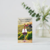 Weingießen vor dem Weinberg-Anwesen Visitenkarte (Stehend Vorderseite)