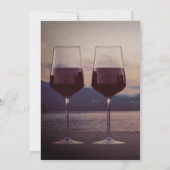 Weinglas bei Sonnenuntergang auf einem See Einladung (Rückseite)