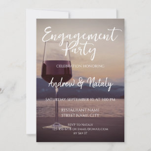 Weinglas bei Sonnenuntergang auf einem See Einladung