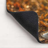 Weinglas in Herbstlaub Mousepad (Ecke)