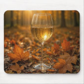 Weinglas in Herbstlaub Mousepad (Vorne)