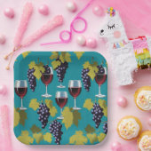 Weinglas mit Trauben im Aquamarinen Hintergrund Pappteller (Party)