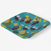 Weinglas mit Trauben im Aquamarinen Hintergrund Pappteller (Gewinkelt)