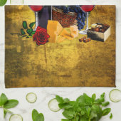 Weingläser, Flasche, Trauben, Käse, chacolates Geschirrtuch (Gefaltet)