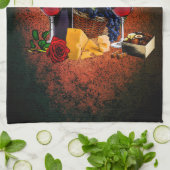 Weingläser, Flasche, Trauben, Käse, Schokoladen Geschirrtuch (Gefaltet)