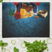 Weingläser, Flasche, Trauben, Käse, Schokoladen Geschirrtuch (Gefaltet)