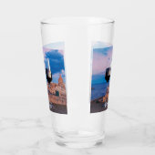 Weingläser mit Blick auf den Sonnenuntergang über Glas (Links)