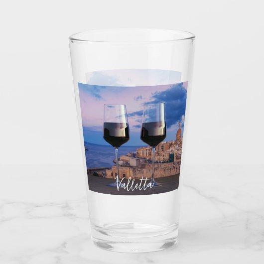 Weingläser mit Blick auf den Sonnenuntergang über Glas (Vorderseite)