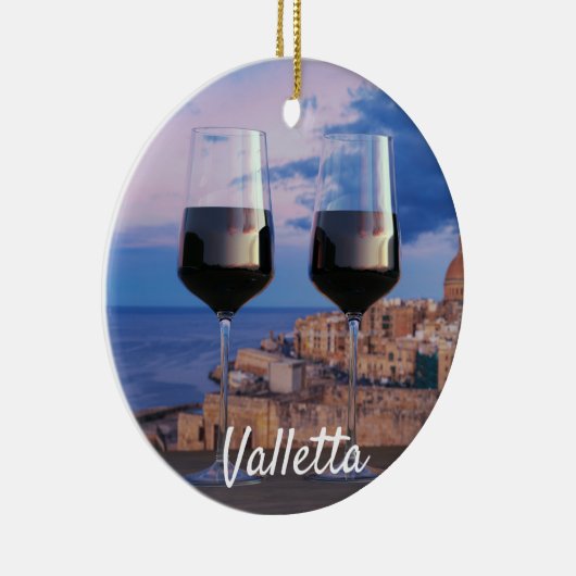 Weingläser mit Blick auf den Sonnenuntergang über Keramik Ornament (Rechts)