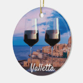 Weingläser mit Blick auf den Sonnenuntergang über Keramik Ornament (Links)