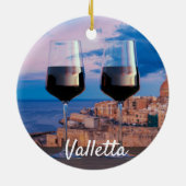 Weingläser mit Blick auf den Sonnenuntergang über Keramik Ornament (Hinten)