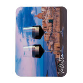 Weingläser mit Blick auf den Sonnenuntergang über Magnet (Vertikal)