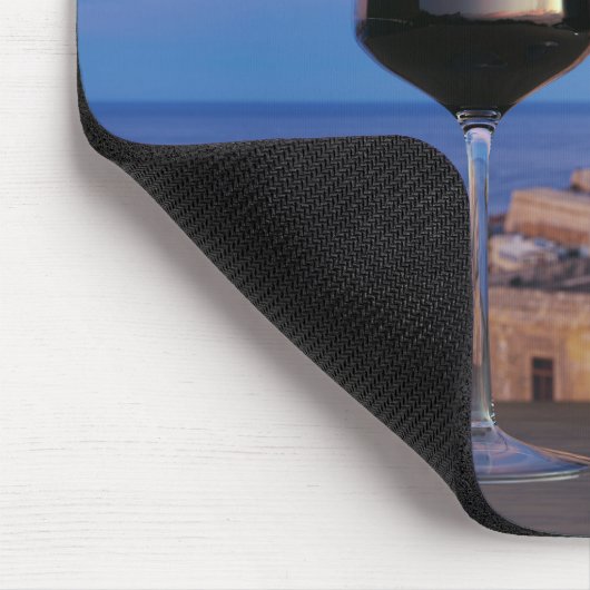 Weingläser mit Blick auf den Sonnenuntergang über  Mousepad (Ecke)