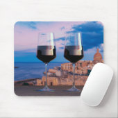 Weingläser mit Blick auf den Sonnenuntergang über Mousepad (Mit Mouse)