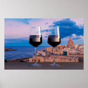 Weingläser mit Blick auf den Sonnenuntergang über Poster