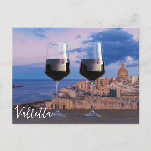 Weingläser mit Blick auf den Sonnenuntergang über  Postkarte (Vorderseite)