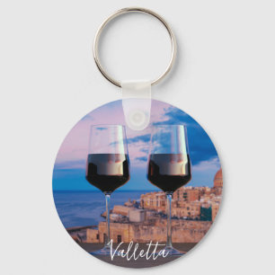 Weingläser mit Blick auf den Sonnenuntergang über  Schlüsselanhänger