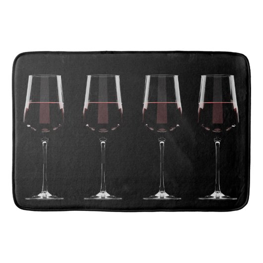 Weingläser mit Rotwein auf schwarz Badematte (Vorderseite)