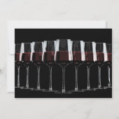 Weingläser mit Rotwein auf schwarz. Einladung (Rückseite)