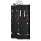 Weingläser mit Rotwein auf schwarz Flachmann (Links)