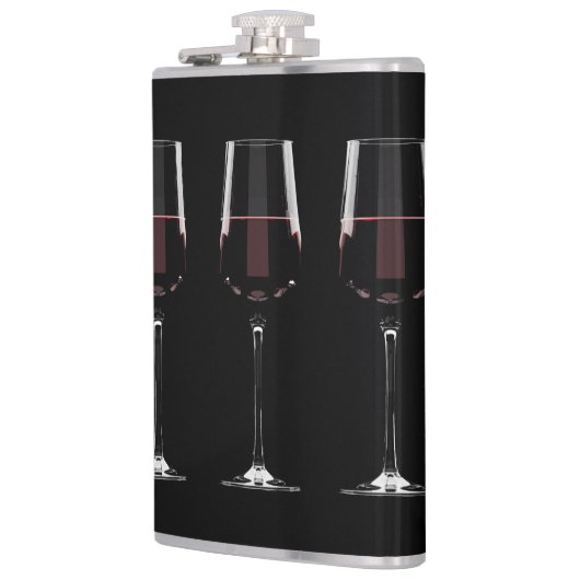 Weingläser mit Rotwein auf schwarz Flachmann (Links)