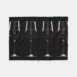 Weingläser mit Rotwein auf schwarz Fleecedecke