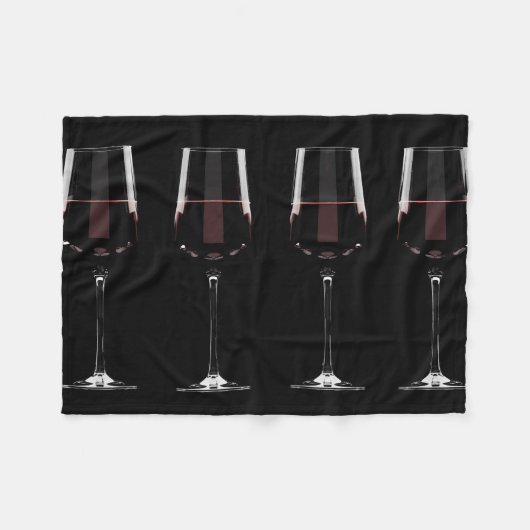 Weingläser mit Rotwein auf schwarz Fleecedecke (Vorderseite (Horizontal))