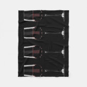 Weingläser mit Rotwein auf schwarz Fleecedecke (Vorderseite)