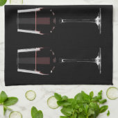 Weingläser mit Rotwein auf schwarz Geschirrtuch (Gefaltet)