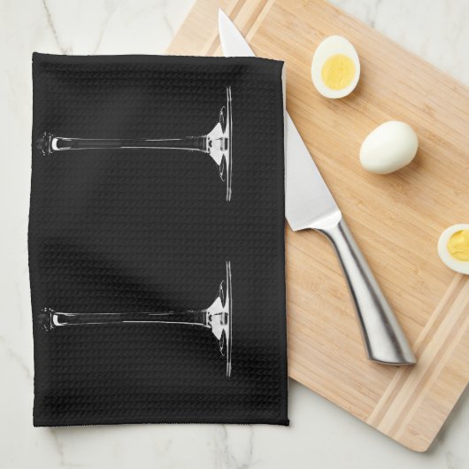 Weingläser mit Rotwein auf schwarz Geschirrtuch (Viertel Falte)