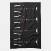 Weingläser mit Rotwein auf schwarz Geschirrtuch (Vertikal)