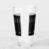 Weingläser mit Rotwein auf schwarz Glas (Links)