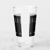 Weingläser mit Rotwein auf schwarz Glas (Rechts)