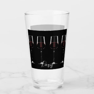 Weingläser mit Rotwein auf schwarz Glas