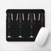 Weingläser mit Rotwein auf schwarz Mousepad (Mit Mouse)