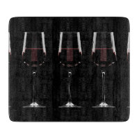 Weingläser mit Rotwein auf schwarz