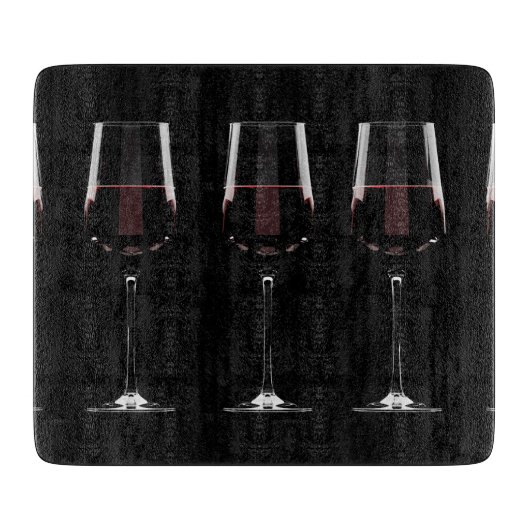 Weingläser mit Rotwein auf schwarz Schneidebrett (Vorderseite)